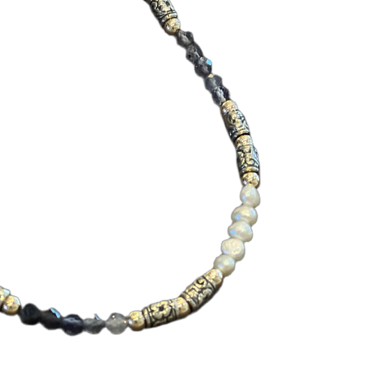 MIXED METAL BEADED NECKLACE WITH PEARLS