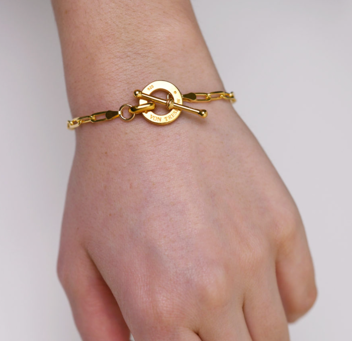 CLIP CHAIN BRACELET WITH VON TRESKOW DISC - GOLD