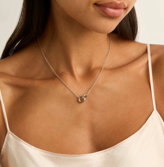 EMBRACE NECKLACE - SILVER