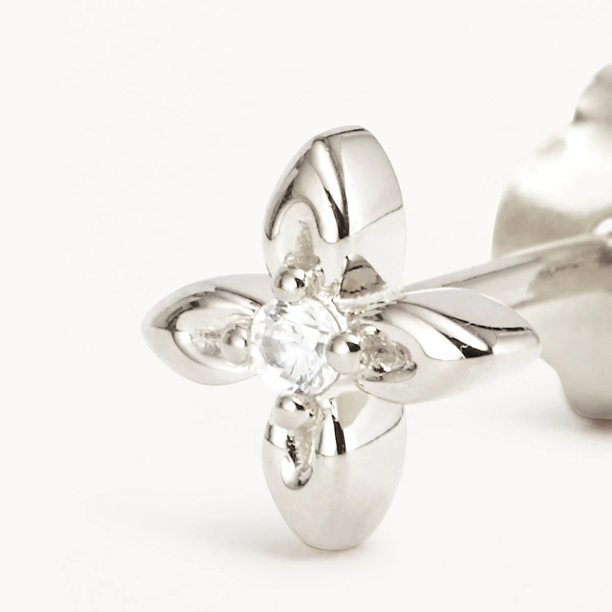 LIVE IN LIGHT STUDS SILVER