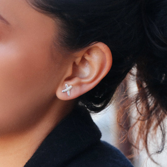 KISS STUD EARRING (STERLING SILVER)