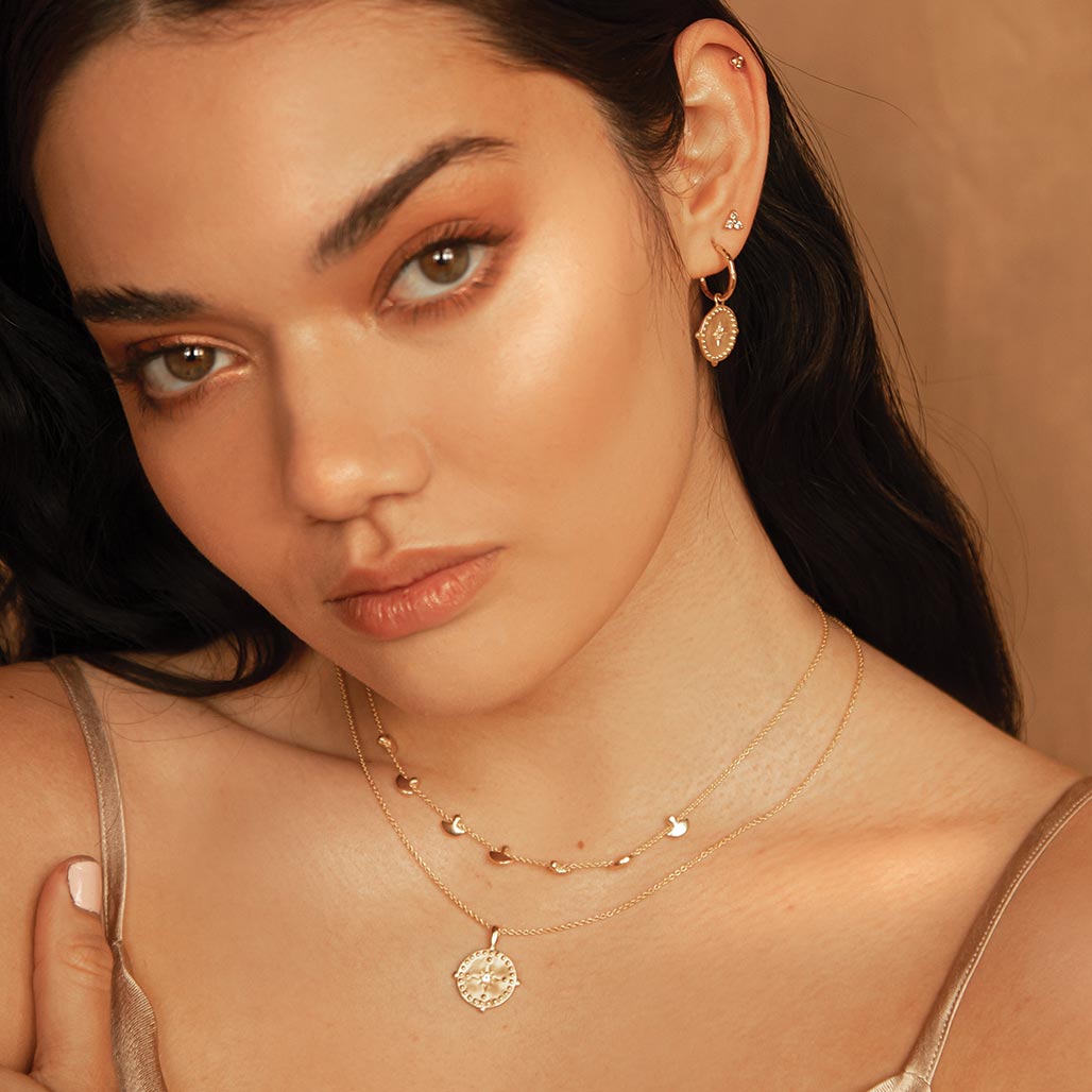 PENDANT DISC NECKLACE IN YELLOW GOLD