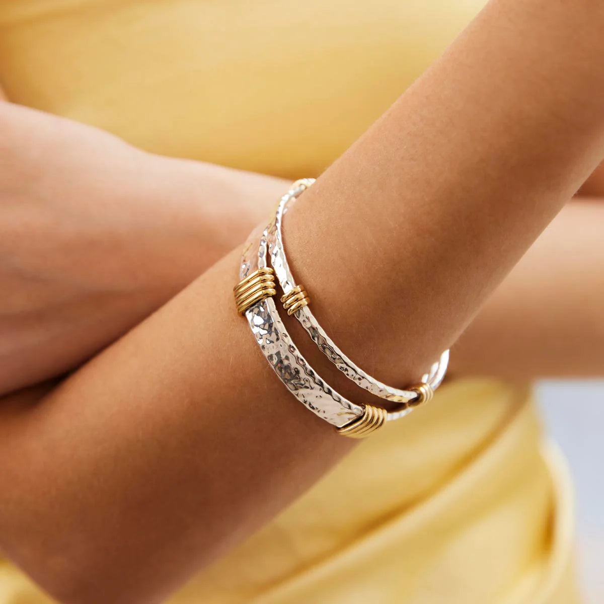 TUMBAGA AMARRES WIDE BANGLE