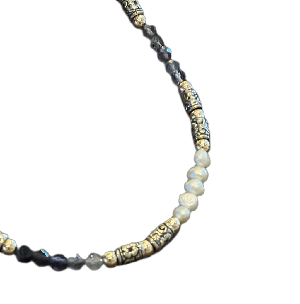 MIXED METAL BEADED NECKLACE WITH PEARLS