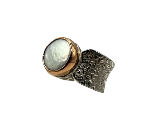 HANDMADE PEARL RING WITH FLORAL DETAIL