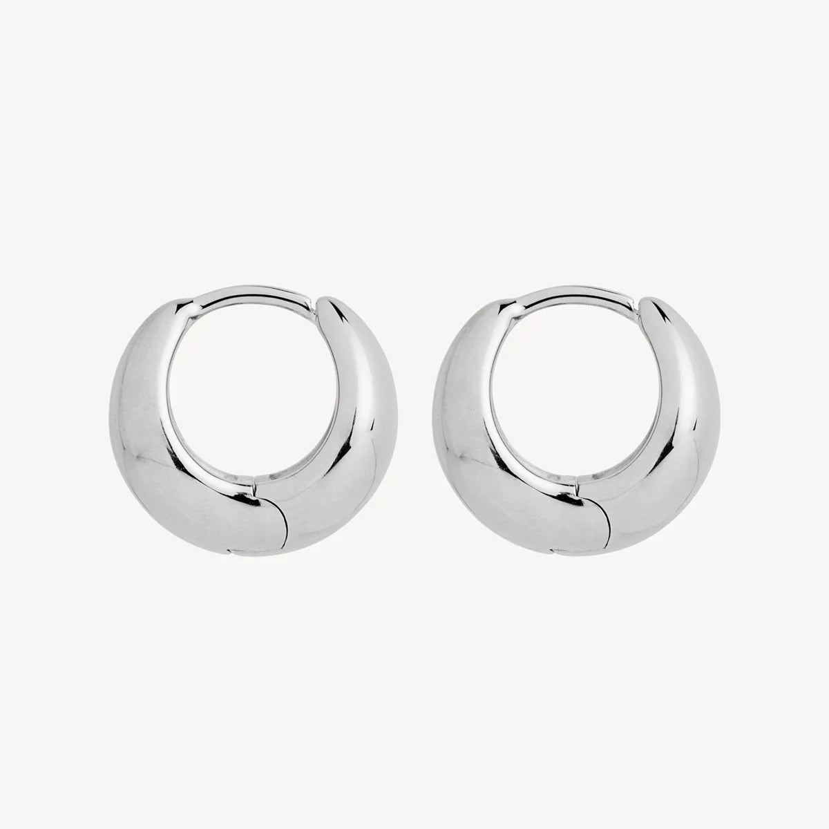 La Muse Huggie Earrings - Silver