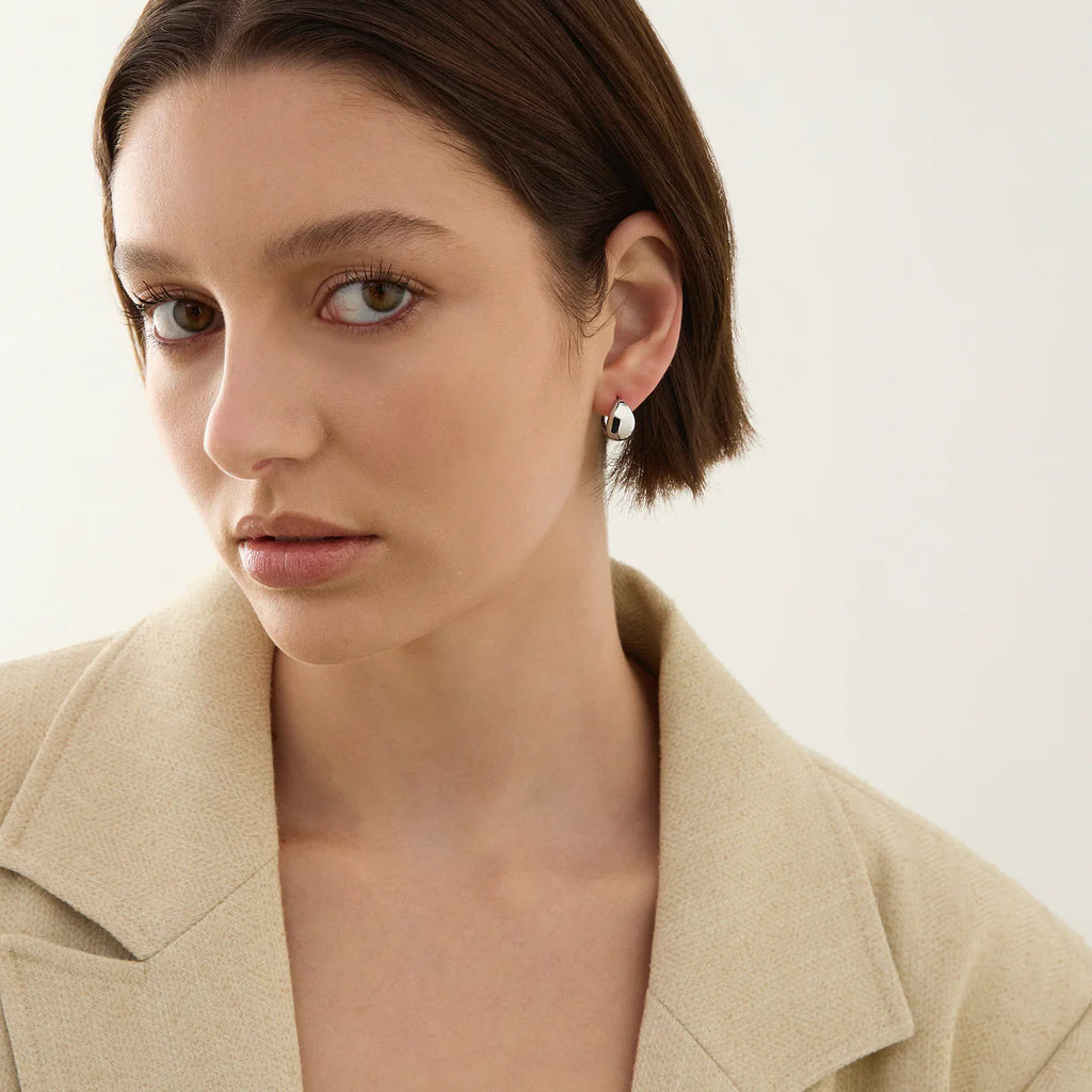 La Muse Huggie Earrings - Silver