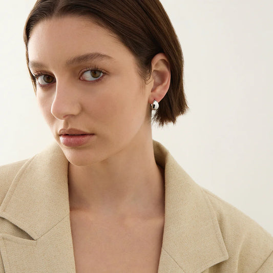 La Muse Huggie Earrings - Silver