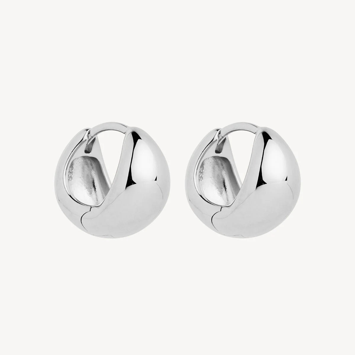 La Muse Huggie Earrings - Silver