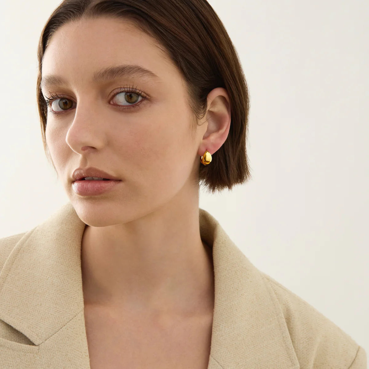 La Muse Huggie Earrings - Gold