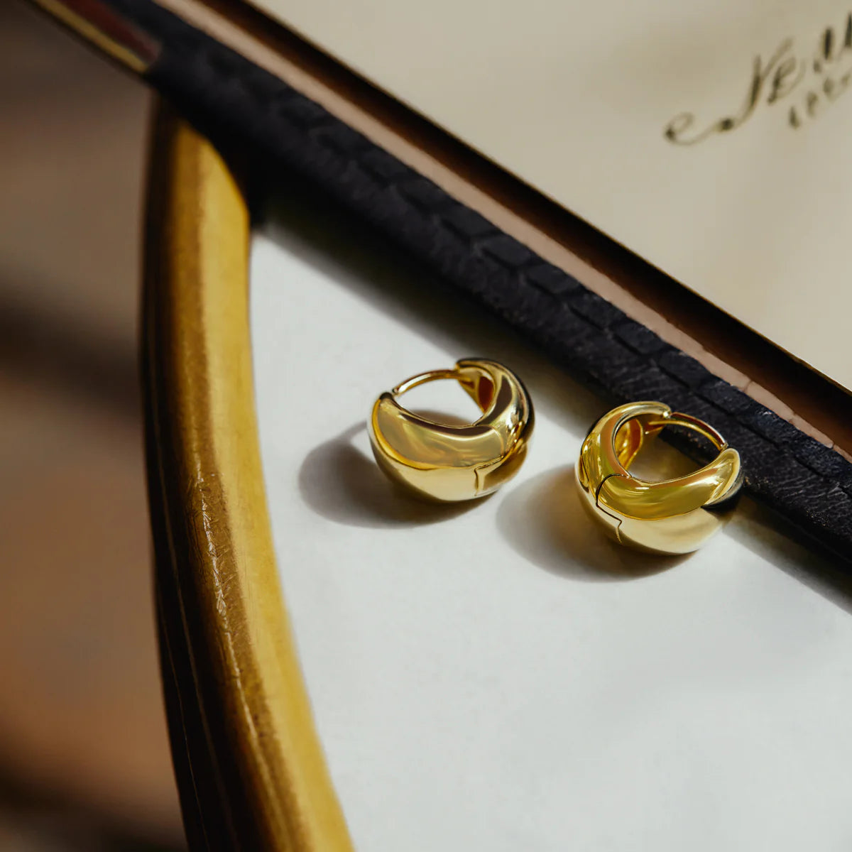 La Muse Huggie Earrings - Gold