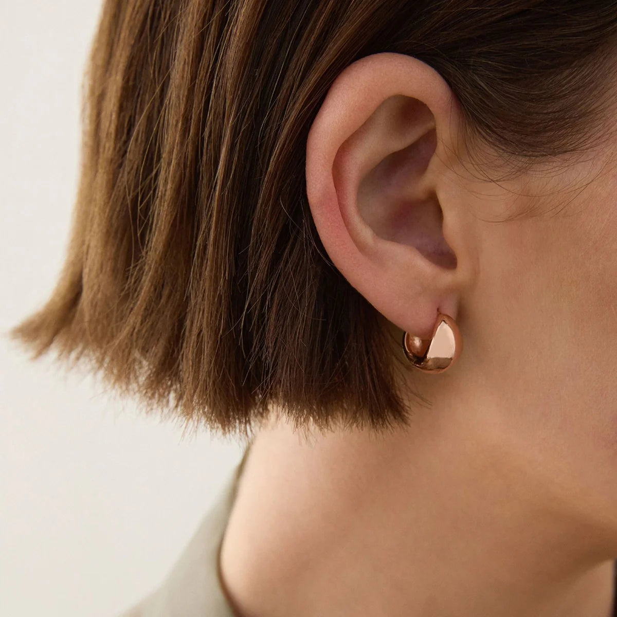 La Muse Huggie Earrings - Rose Gold