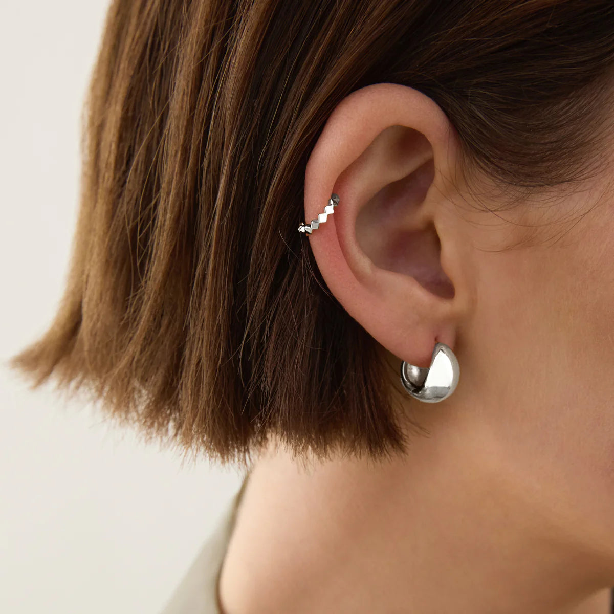 La Muse Huggie Earrings - Silver