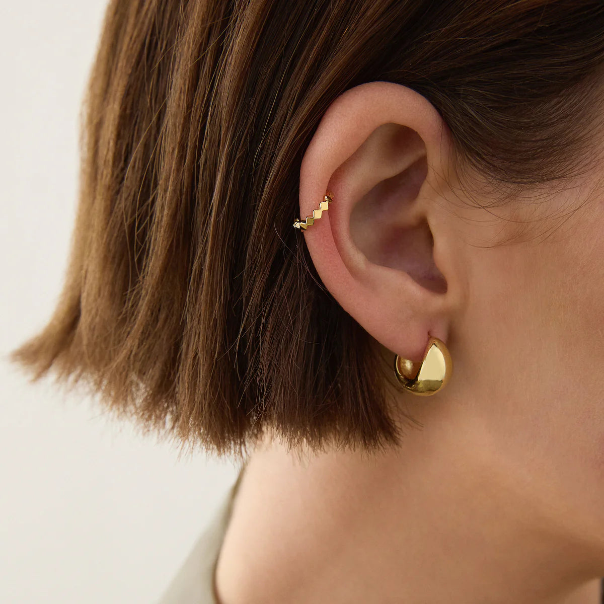 La Muse Huggie Earrings - Gold