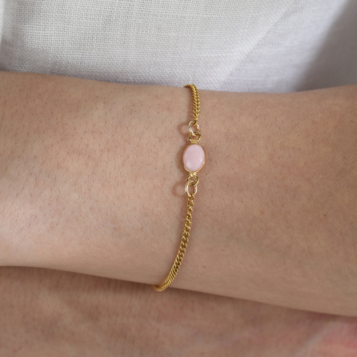 CURB BRACELET WITH OVAL PINK OPAL