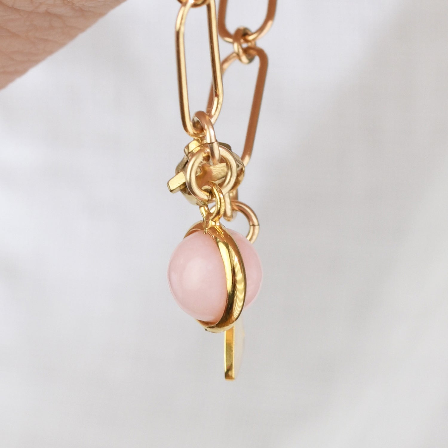 OPEN CLIP CHAIN BRACELET WITH PINK OPAL BEAD