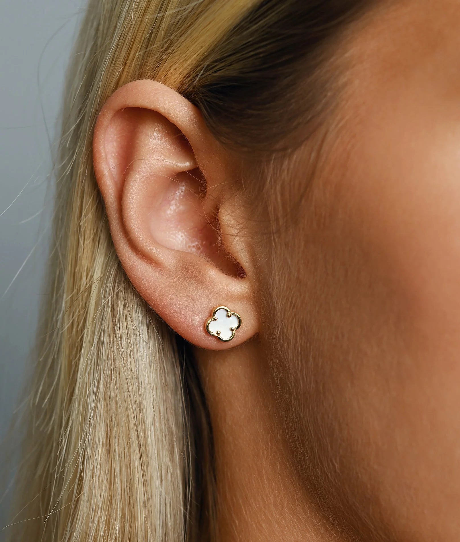 MINI CLOVER (MOTHER OF PEARL) STUD EARRINGS