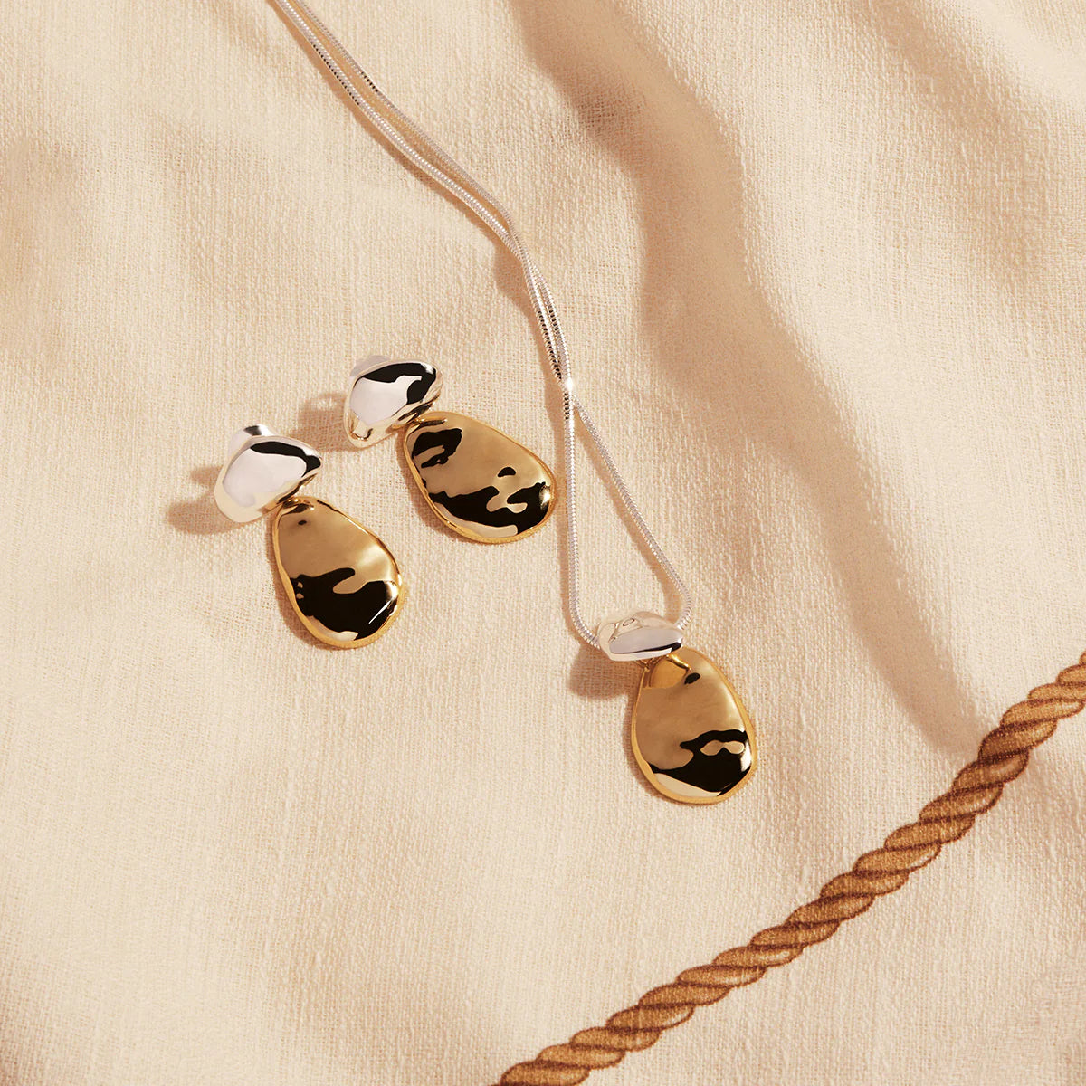 DOUBLE PEBBLET TWO-TONE PENDANT
