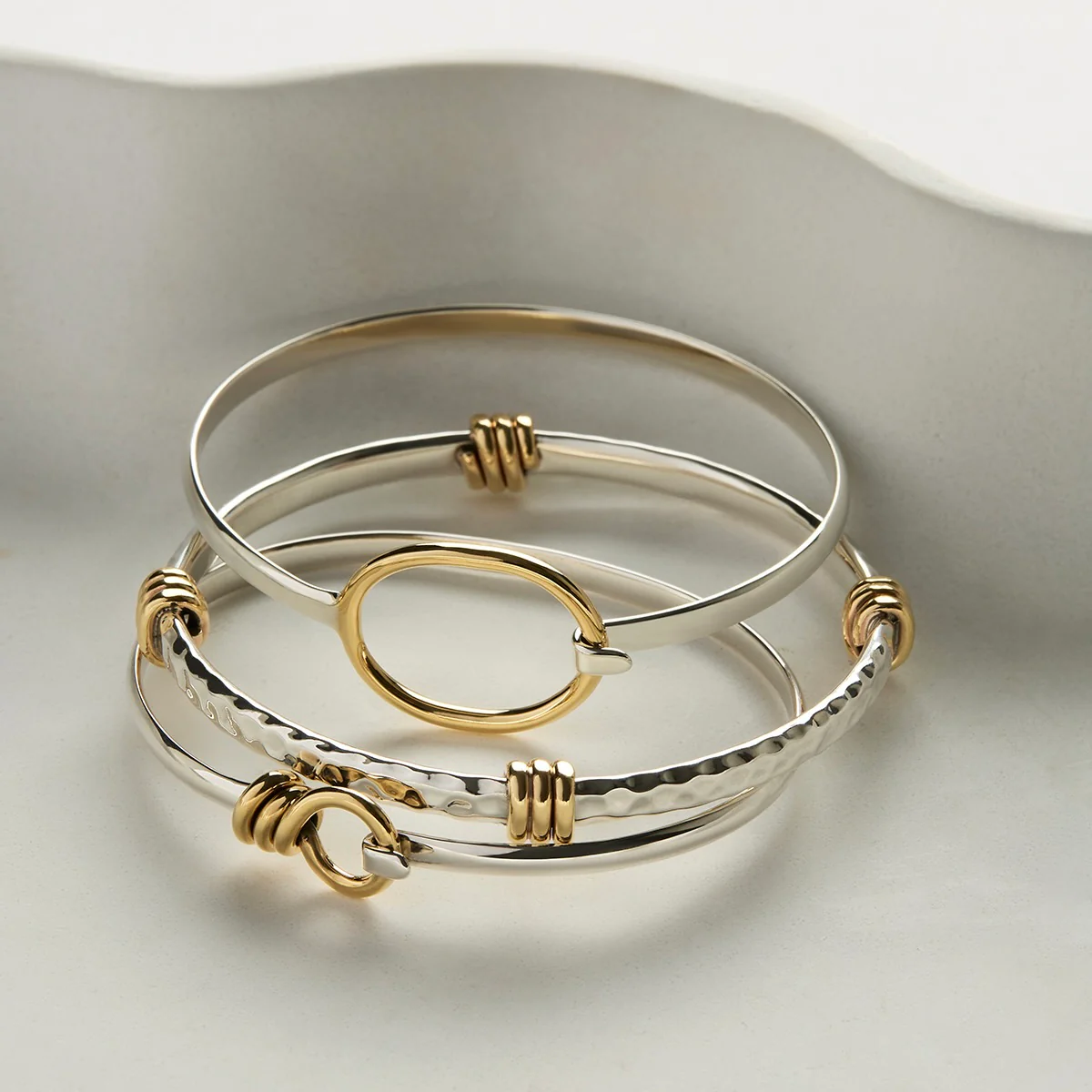 CONEXION TWO-TONE TENSION BANGLE