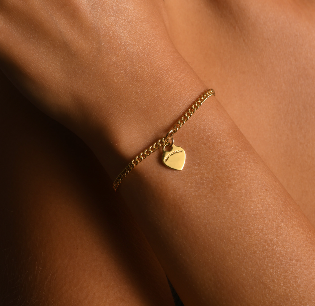 CURB BRACELET WITH VON TRESKOW FLAT HEART - GOLD