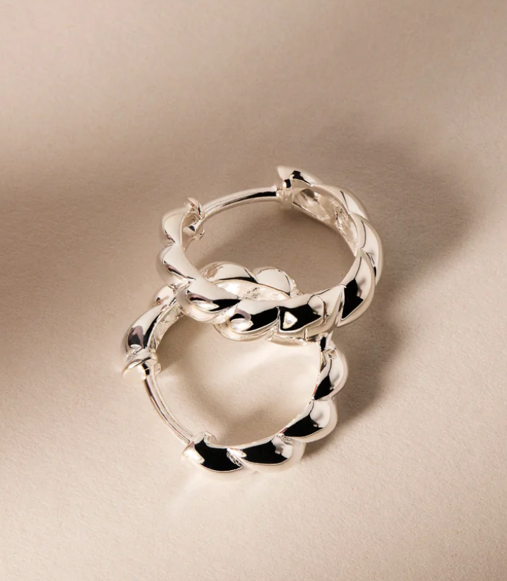 ZIPPY TWIST HUGGIE EARRINGS (STERLING SILVER)