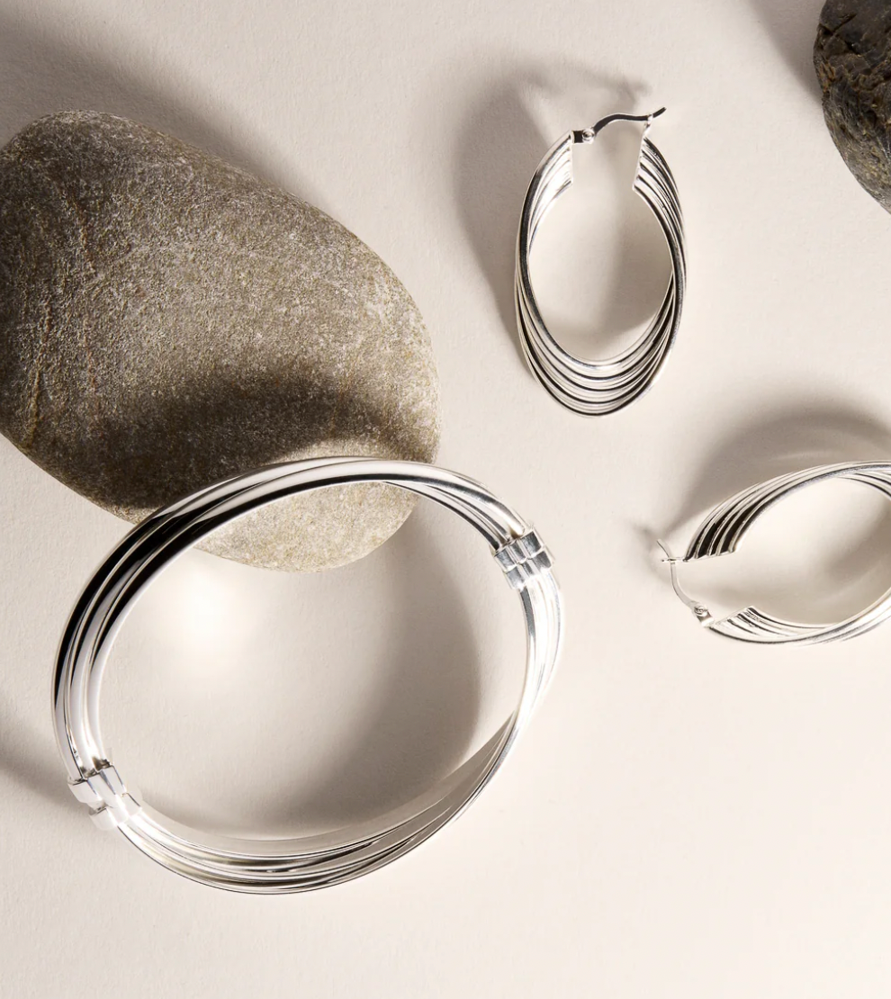 AWAKEN OVAL HOOP EARRINGS (STERLING SILVER)