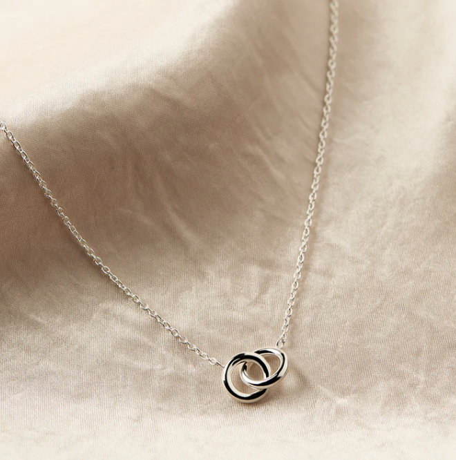 EMBRACE NECKLACE - SILVER