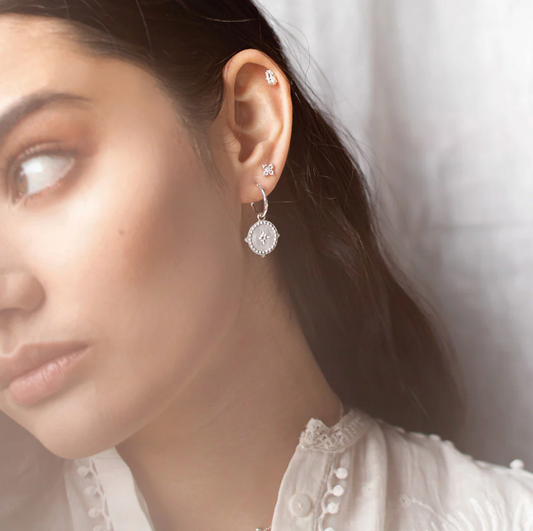 SMALL HOOP EARRINGS INTO THE LIGHT