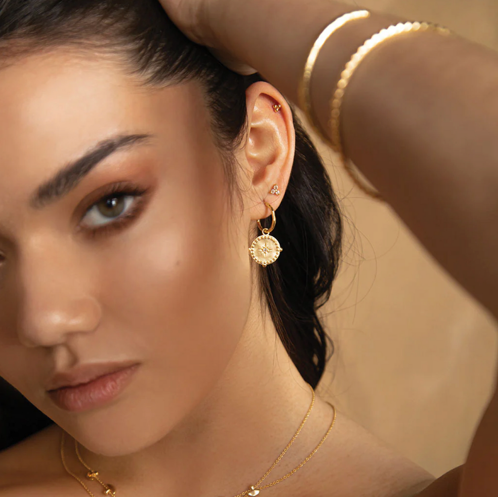 SMALL HOOP EARRINGS INTO THE LIGHT - GOLD