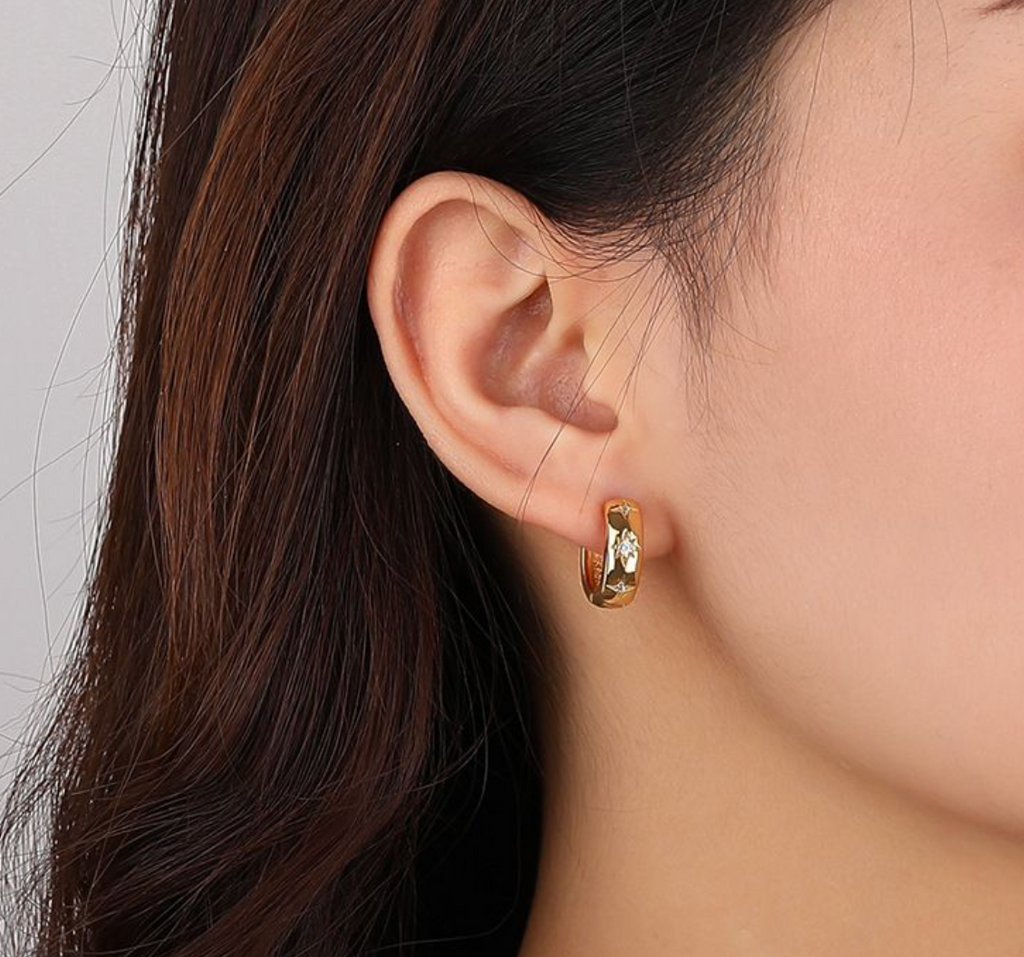 EARRINGS STAR 18K PLATED HUGGIES