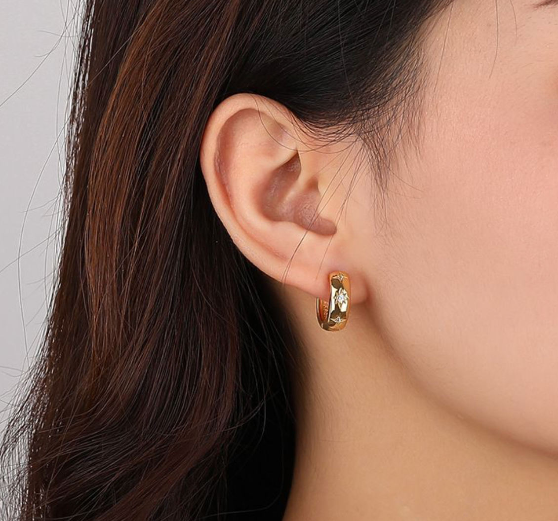 EARRINGS STAR 18K PLATED HUGGIES