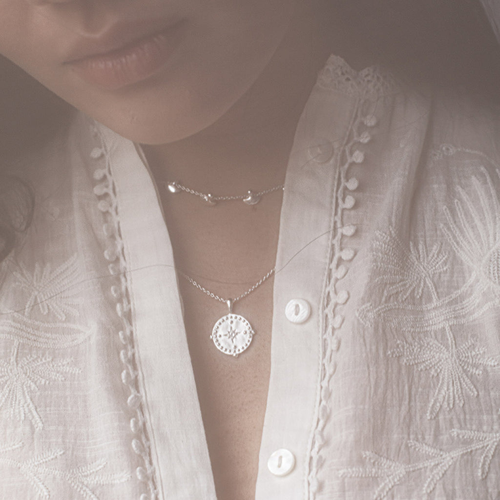 PENDANT DISC NECKLACE IN SILVER