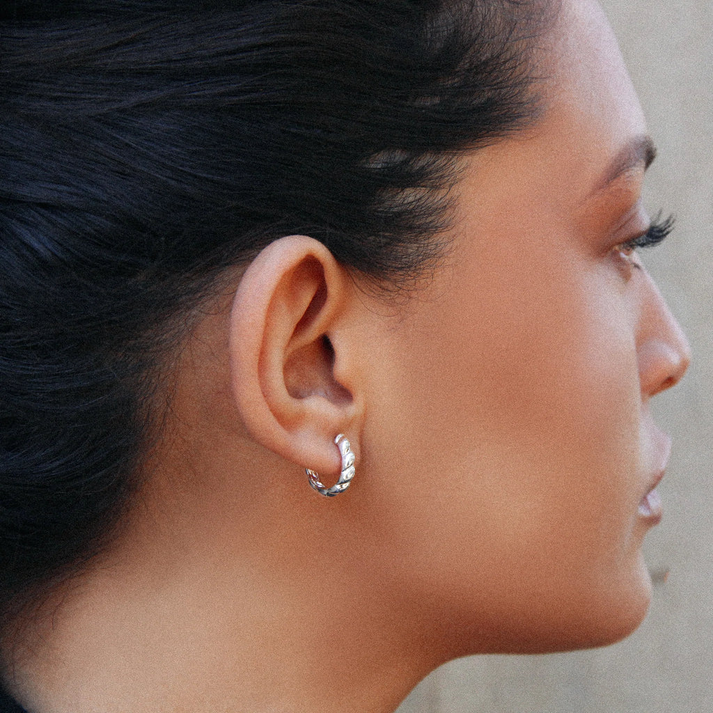 ZIPPY TWIST HUGGIE EARRINGS (STERLING SILVER)