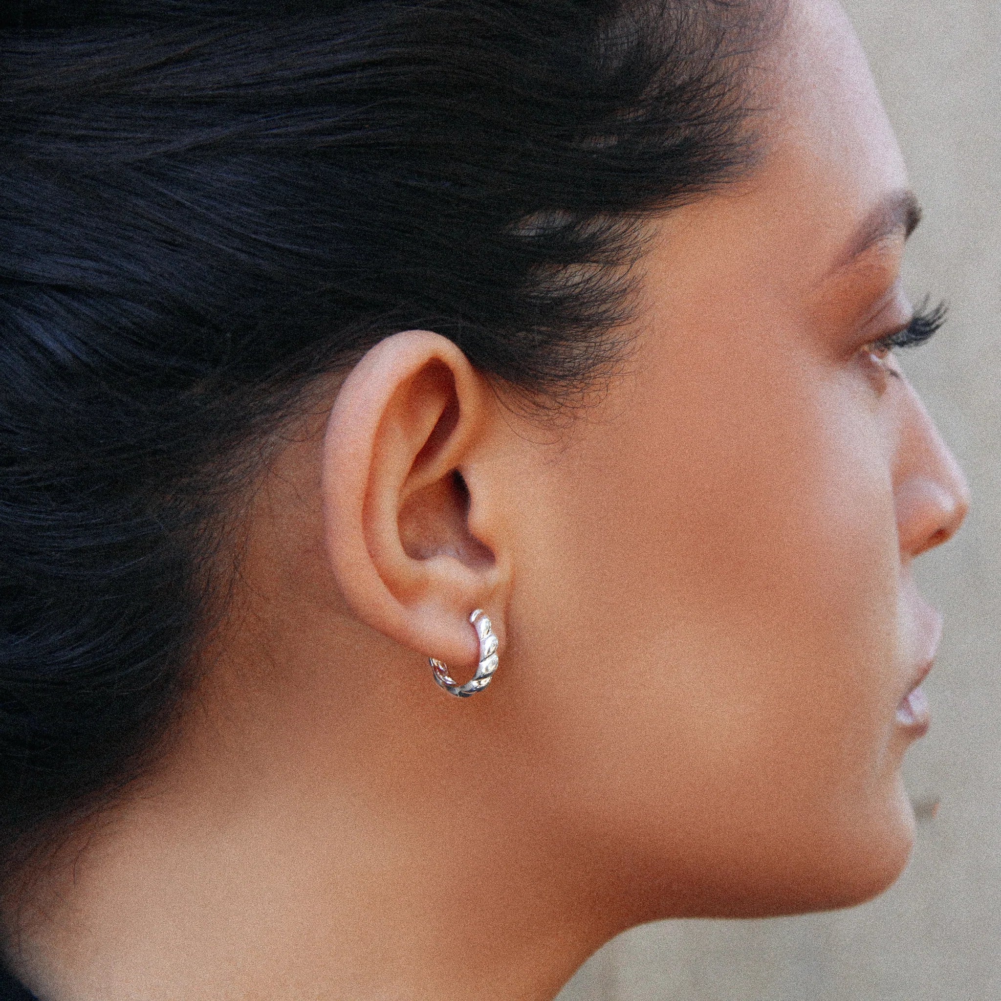 ZIPPY TWIST HUGGIE EARRINGS (STERLING SILVER)