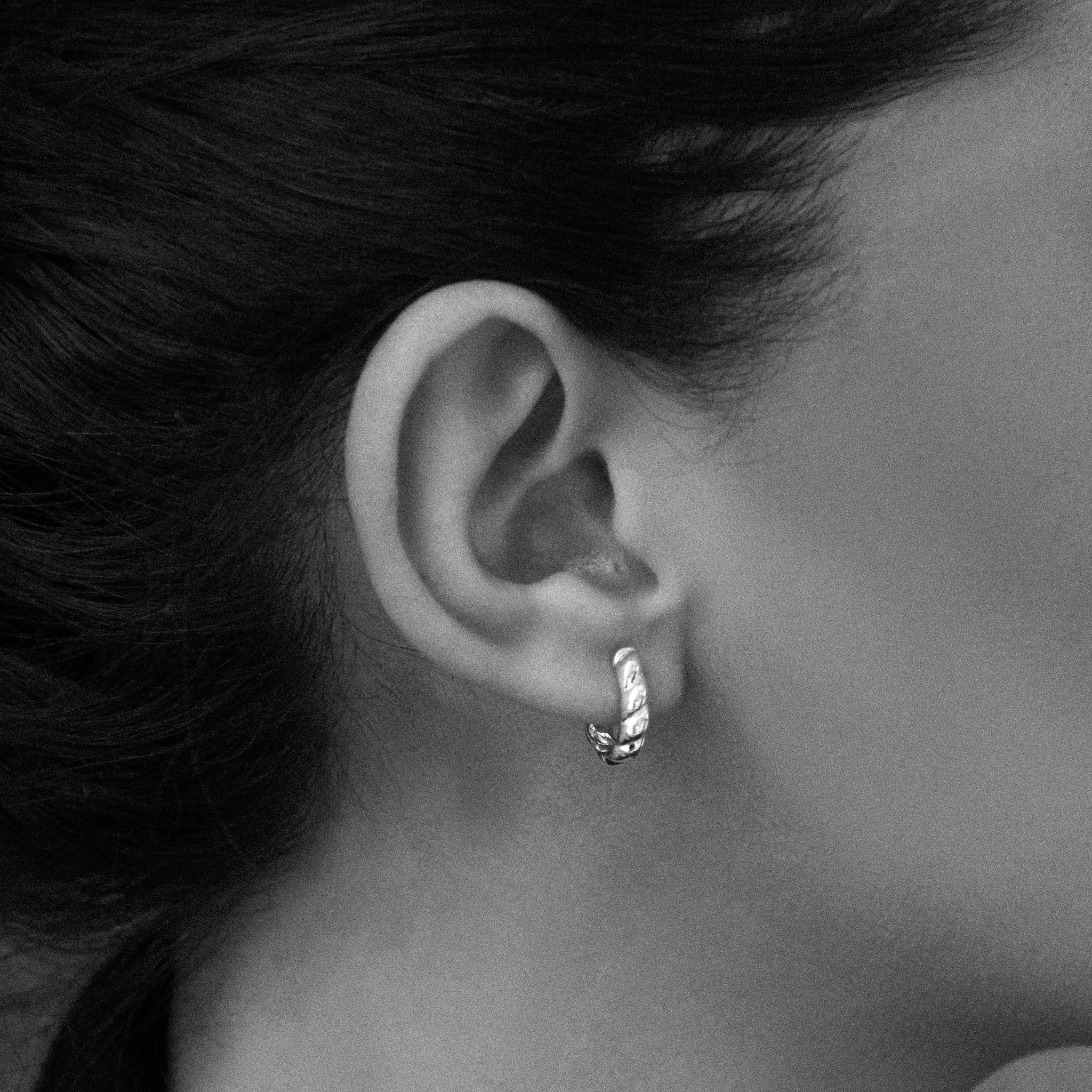 ZIPPY TWIST HUGGIE EARRINGS (ROSE GOLD PLATED)